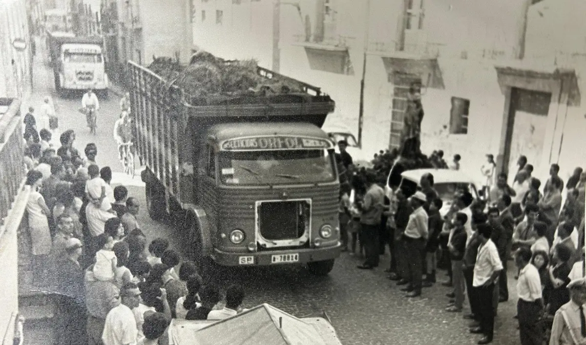 Camión clásico rodeado de gente en una calle