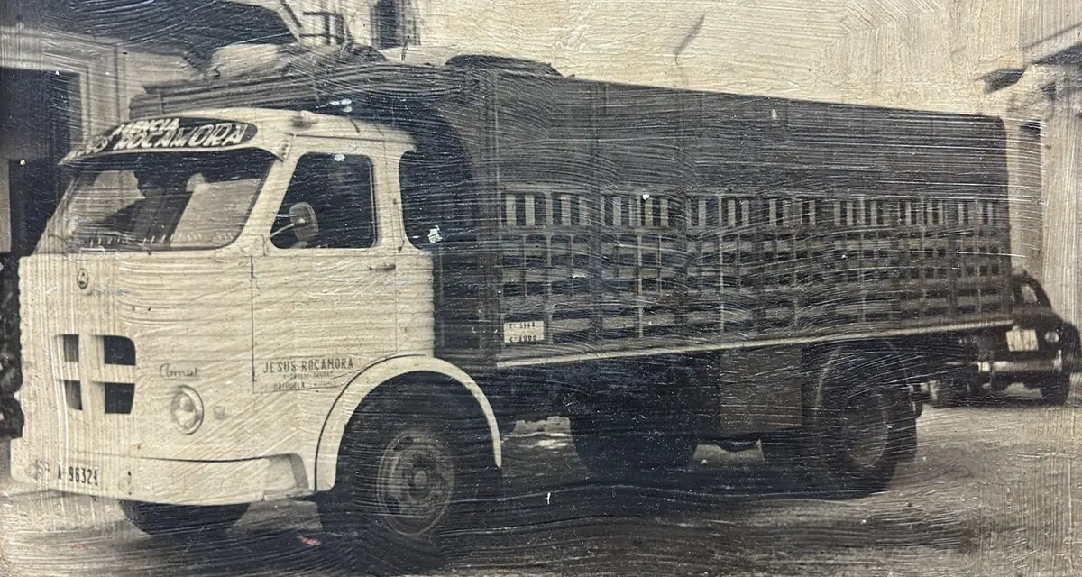 Camión clásico Pegaso de caja de listones, fotografía en sepia