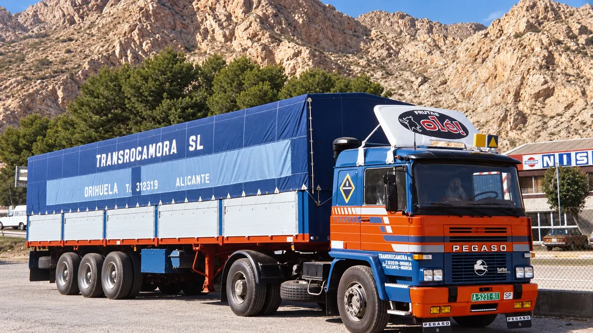 Camión Pegaso con semirremolque de lona rotulado TransRocamora S.L.
