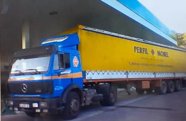 Camión Mercedes azul con semirremolque amarillo