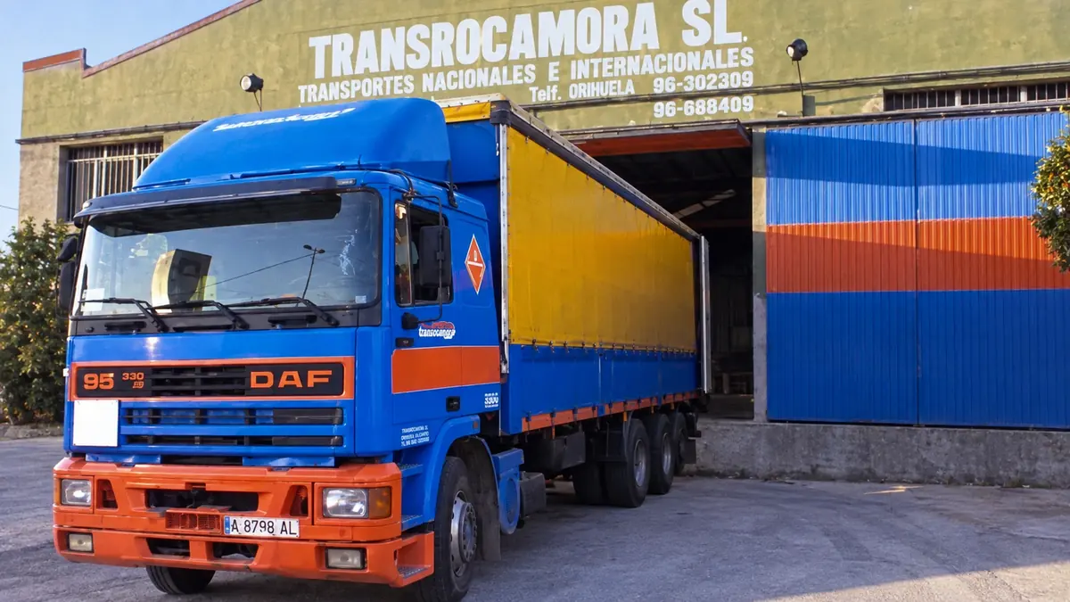 Camión DAF azul frente a la nave de TransRocamora S.L.