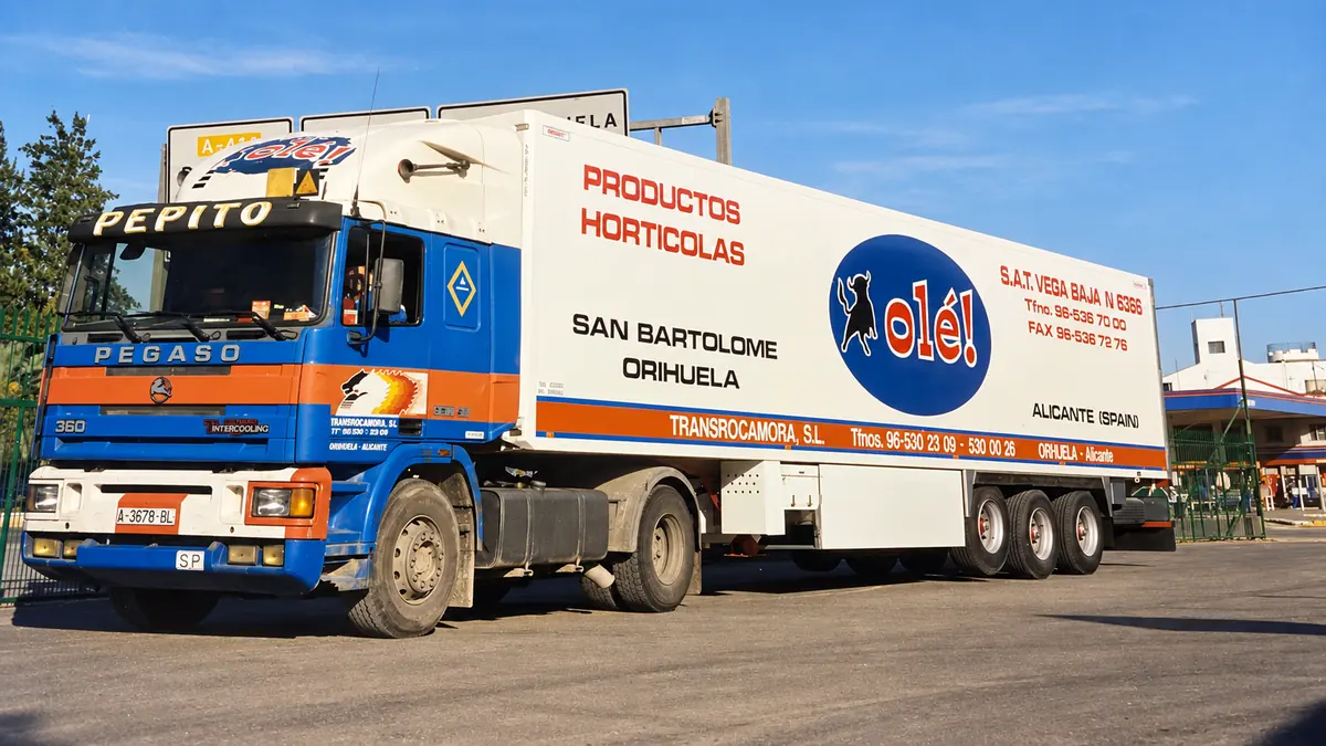 Camión Pegaso con semirremolque frigorífico de productos hortícolas