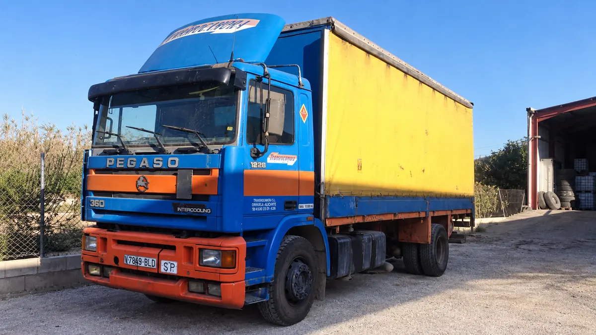 Camión Pegaso azul con caja amarilla